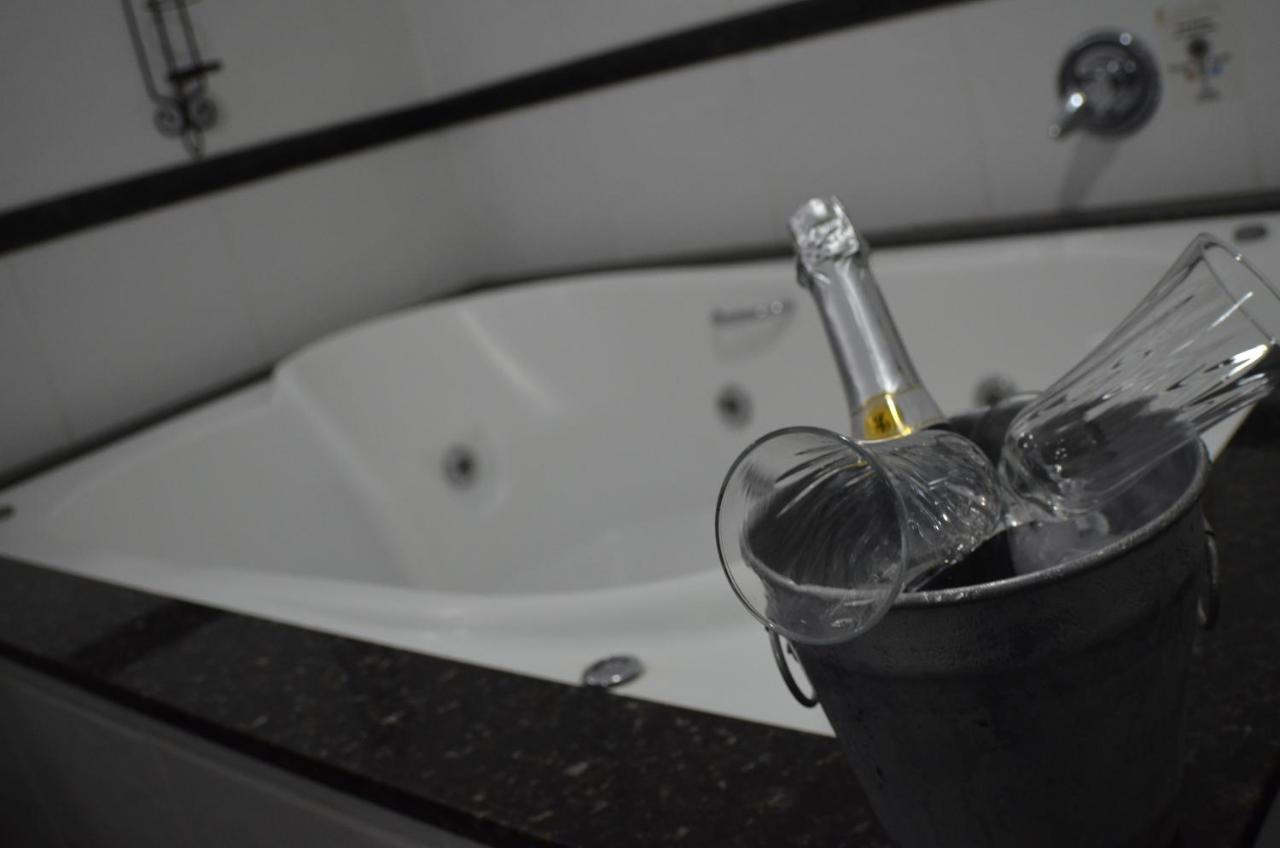 Constantino Hotel E Eventos Juiz de Fora Luaran gambar A bottle of champagne in a champagne bucket