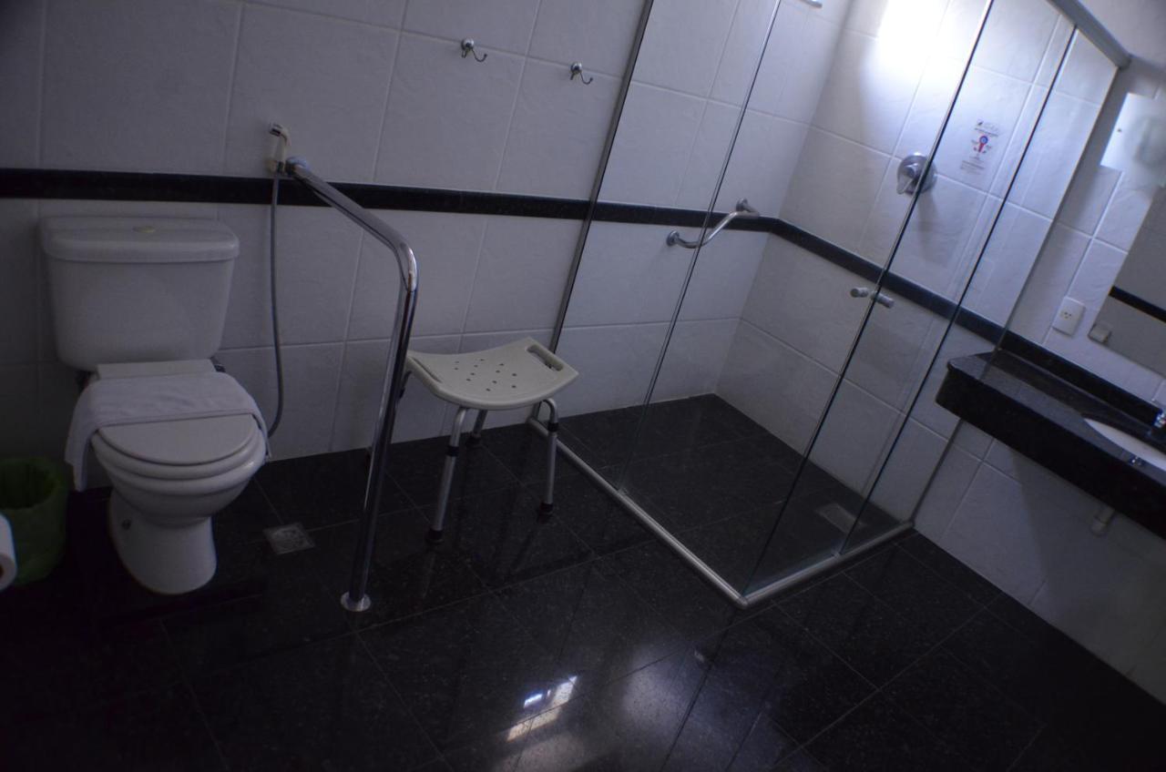 Constantino Hotel E Eventos Juiz de Fora Luaran gambar Bathroom with a shower seat